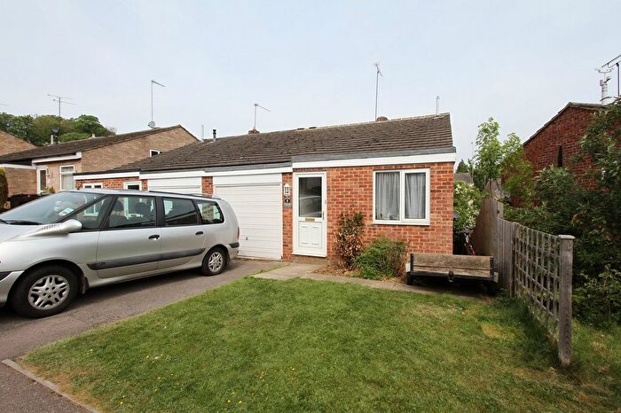 3 Bedroom Semi Detached House For Sale In Dexter Close, Banbury, OX16