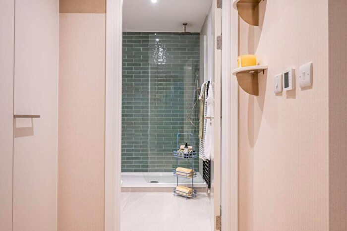 2 Bedroom Flat For Sale In Grand Union, Alperton, HA0