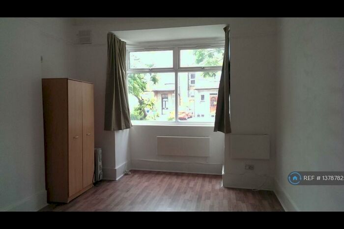 Studio To Rent In Welldon Crescent, Harrow, HA1