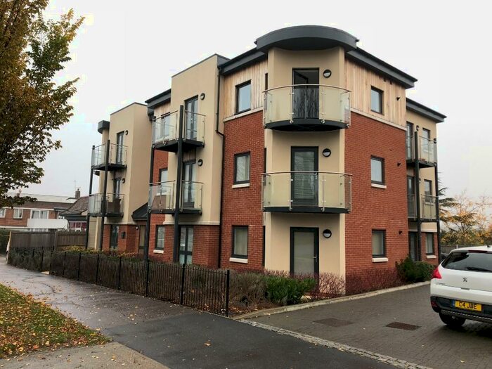 2 Bedroom Ground Flat To Rent In London Road, Leigh-On-Sea, Essex, SS9