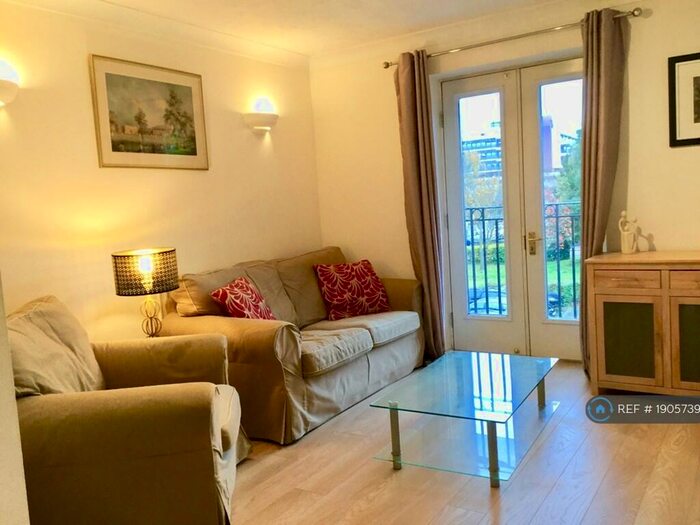 2 Bedroom Flat To Rent In Jemmett Close, Kingston Upon Thames, KT2