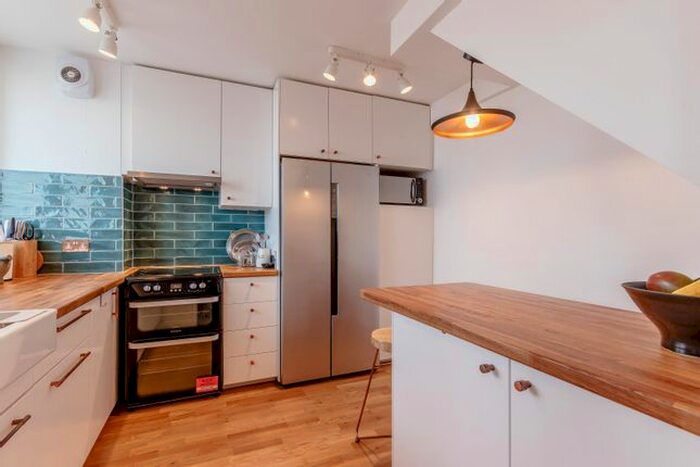 3 Bedroom Flat To Rent In Deeley Road, London, SW8