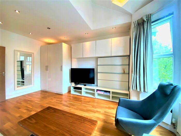 2 Bedroom Flat To Rent In Elthorne Park Road, London, W7