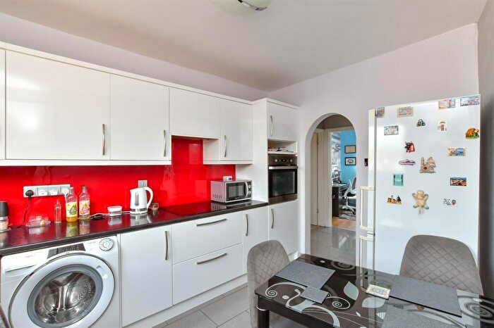2 Bedroom Apartment For Sale In The Esplanade, Telscombe Cliffs, Peacehaven, East Sussex, BN10