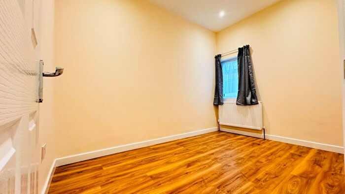 3 Bedroom Flat To Rent In Baden Road, Ilford, IG1