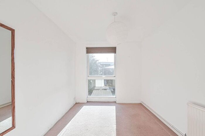 2 Bedroom Flat For Sale In Duncan Court, North Finchley, London, N12