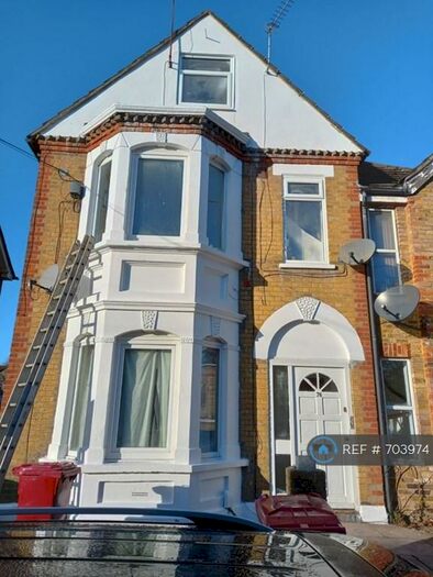 3 Bedroom Flat To Rent In The Crescent, Slough, SL1