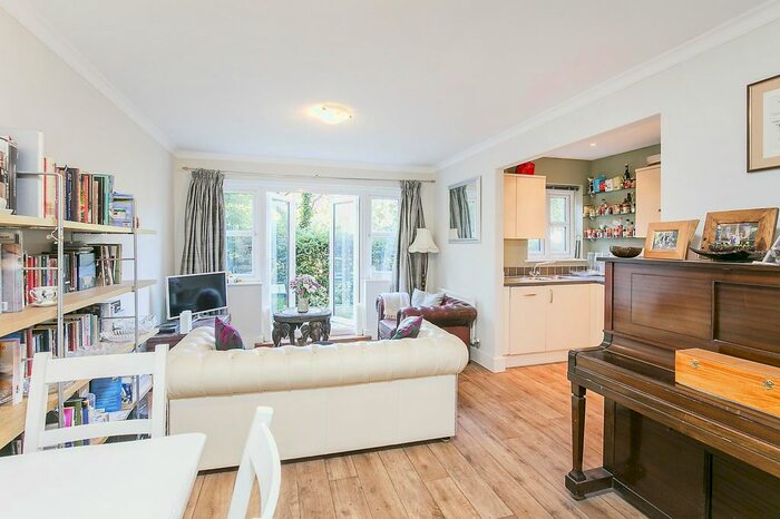 2 Bedroom Flat To Rent In Dreadnought Close, Colliers Wood, SW19