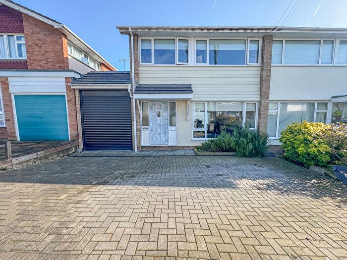 3 Bedroom Semi Detached House For Sale In Elizabeth Close, Hawkwell, SS5