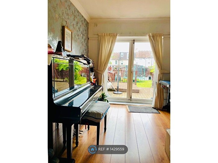4 Bedroom Semi-Detached House To Rent In Gordon Road, Carshalton, SM5