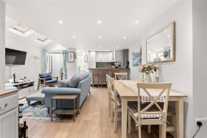 2 Bedroom Apartment For Sale In Aliwal Road, London, SW11