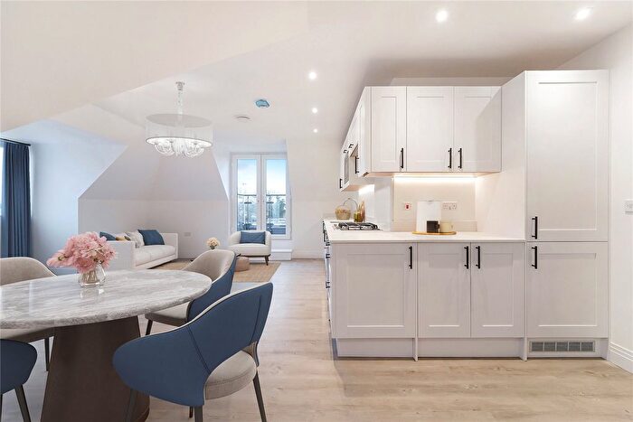 2 Bedroom Flat For Sale In Walton Road, West Molesey, KT8