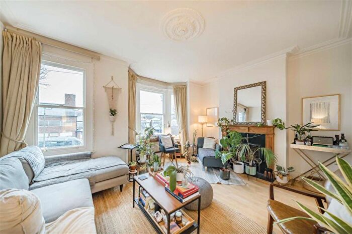 2 Bedroom Flat To Rent In Meteor Street, London, SW11