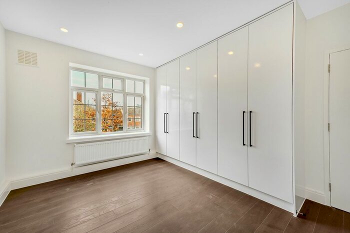 3 Bedroom Flat To Rent In Fountain Road, London, SW17