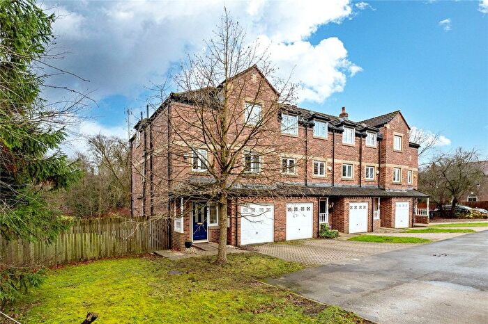 4 Bedroom Town House For Sale In Acrewood Close, Leeds, LS17
