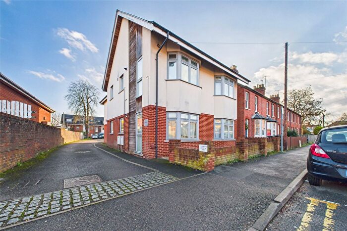 2 Bedroom Flat For Sale In Jeffery Close, Wokingham, Berkshire, RG40