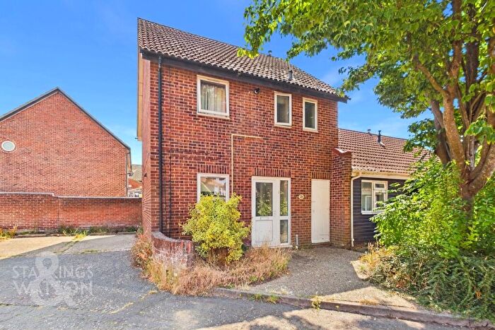 3 Bedroom Semi-Detached House For Sale In Bumpstede Court, Norwich, NR5