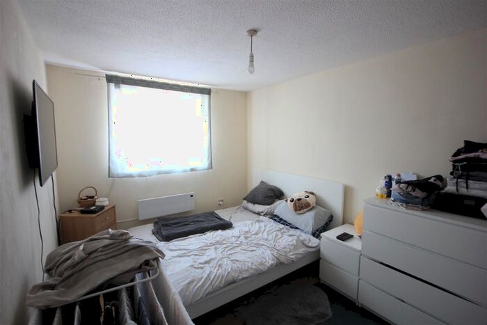 3 Bedroom Flat To Rent In East Road, Burnt Oak, Edgware, HA8