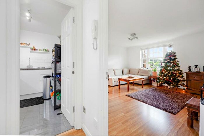 1 Bedroom Flat To Rent In Sydenham Avenue, N21