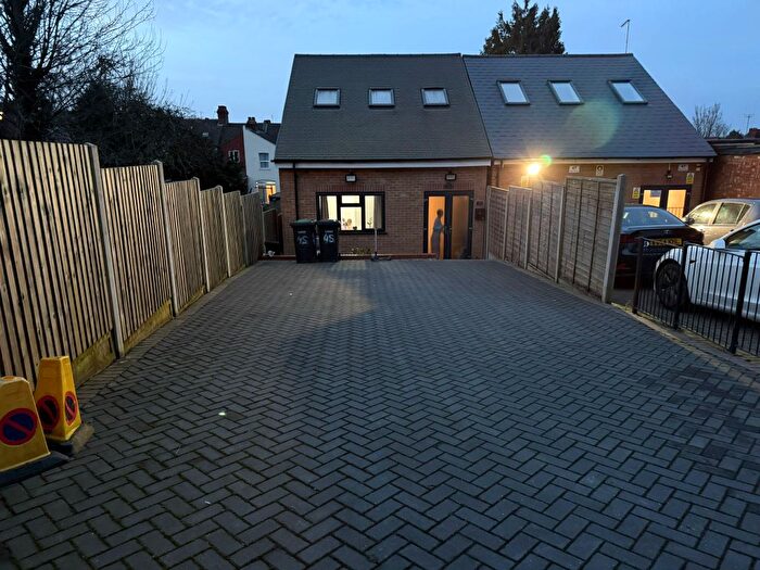 5 Bedroom Semi-Detached House To Rent In Mulberry Close, Luton, LU1