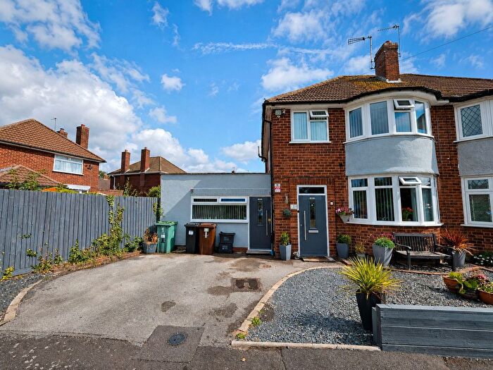 3 Bedroom Semi-Detached House For Sale In Streamside Way, Solihull, B92