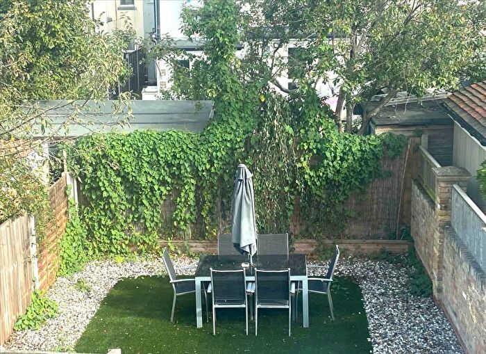 2 Bedroom Apartment To Rent In Leigh On Sea, SS9