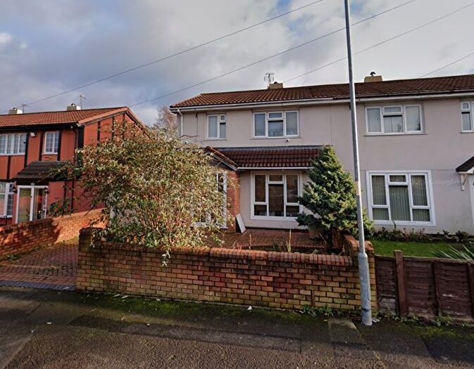 3 Bedroom Semi-Detached House For Sale In . Wye Road, Walsall, West Midlands, WS3