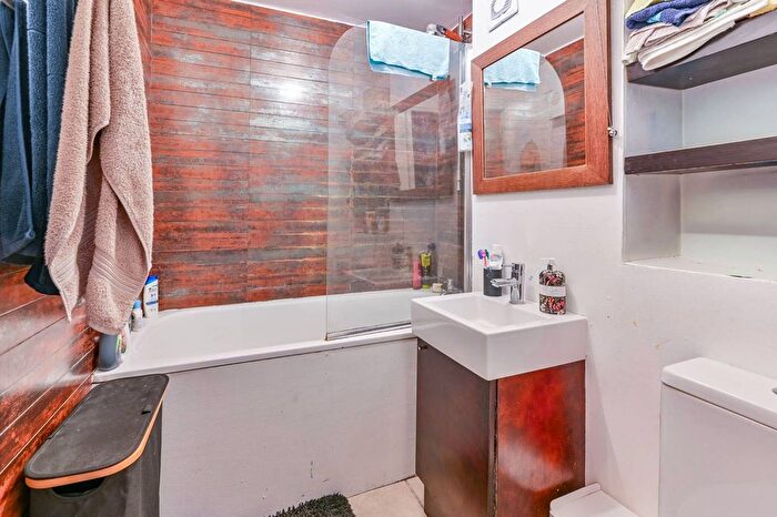 1 Bedroom Flat To Rent In Riverside Close, Hackney, London, E5