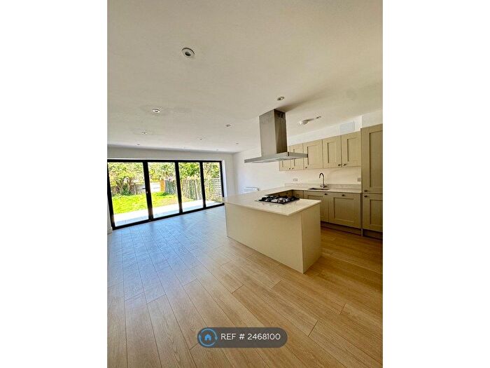 3 Bedroom End Of Terrace House To Rent In Elliman Avenue, Slough, SL2