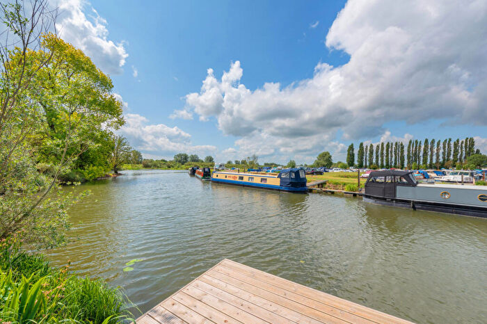 5 Bedroom Link Detached House To Rent In The Waterhaven, Earith, Huntingdon, Cambridgeshire, PE28