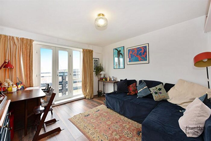 2 Bedroom Apartment For Sale In Locksons Close, London, E14