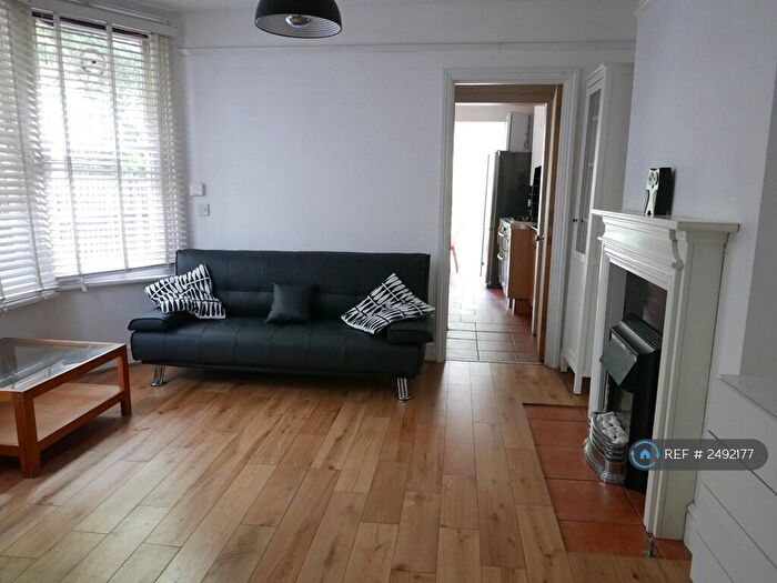 2 Bedroom Flat To Rent In Waller Road, London, SE14