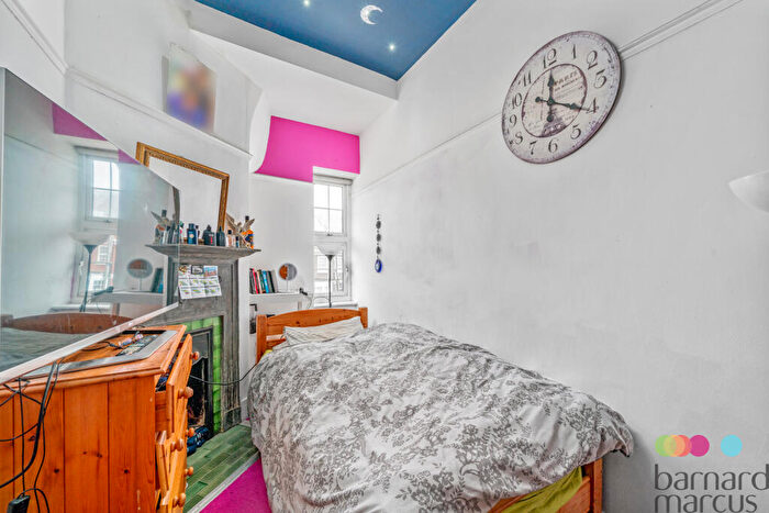 2 Bedroom Flat For Sale In Golders Way, London, NW11