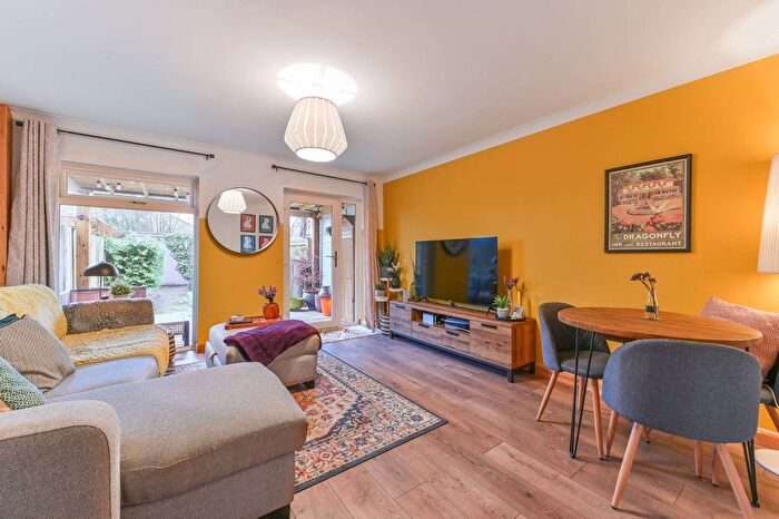 2 Bedroom Maisonette For Sale In Sunny Bank, South Norwood, London, SE25