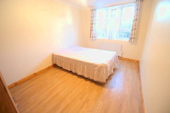 3 Bedroom Flat To Rent In Beavers Lane, Hounslow, Middlesex, TW4