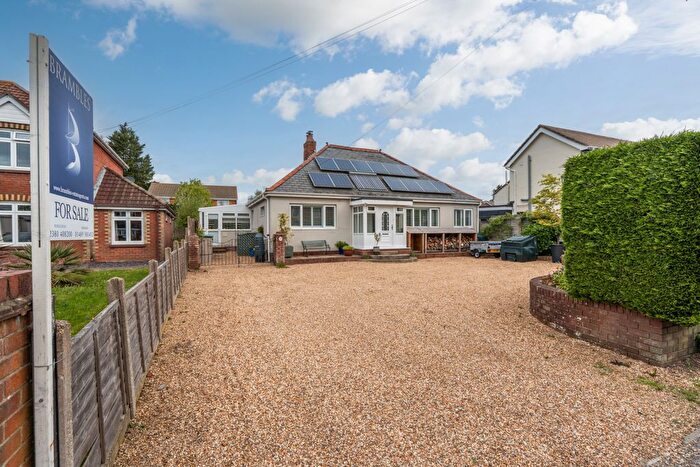 2 Bedroom Detached Bungalow For Sale In Station Road, Park Gate, SO31