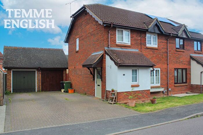 3 Bedroom Semi-Detached House For Sale In Annett Close, Wickford, SS12