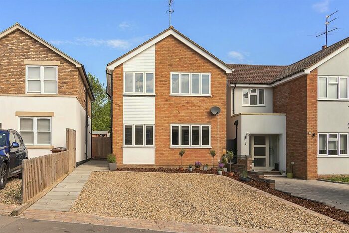 4 Bedroom Detached House For Sale In Kinsbourne Close, Harpenden, AL5