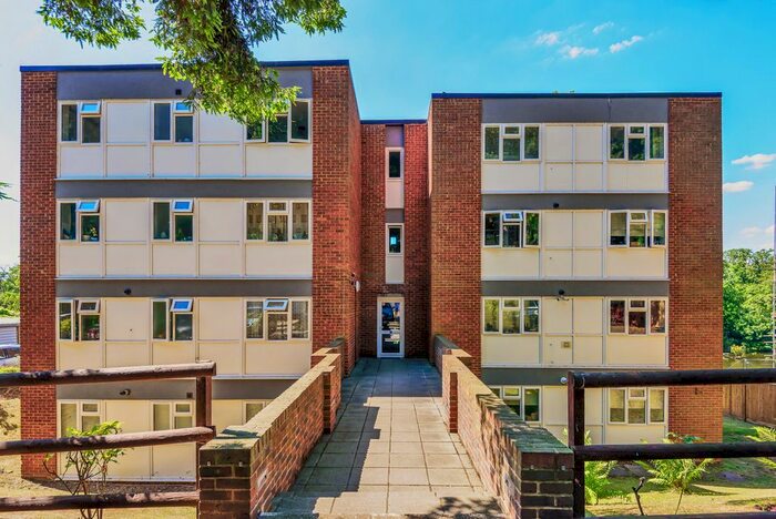 1 Bedroom Flat To Rent In Berkeley Court, Weybridge, KT13