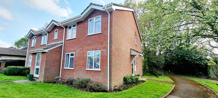 2 Bedroom Apartment To Rent In Oak Tree Drive - Hook, RG27