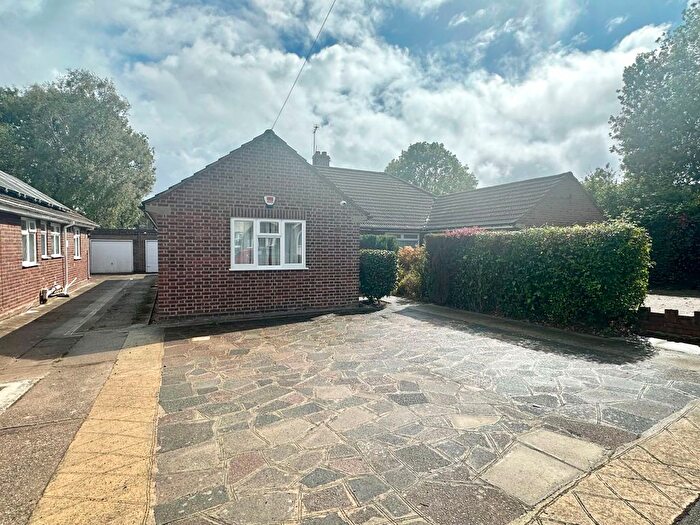 3 Bedroom Bungalow To Rent In Oakfield Road, London, N3