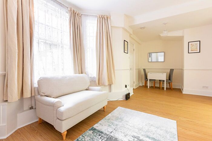 Studio To Rent In Warwick Road, London, London, SW5