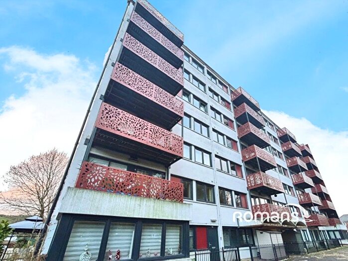 2 Bedroom Flat To Rent In London Road, High Wycombe, Buckinghamshire, HP11