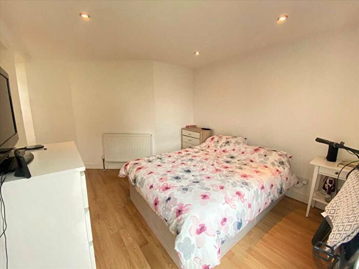 Studio To Rent In St. Andrews Road, London, W3