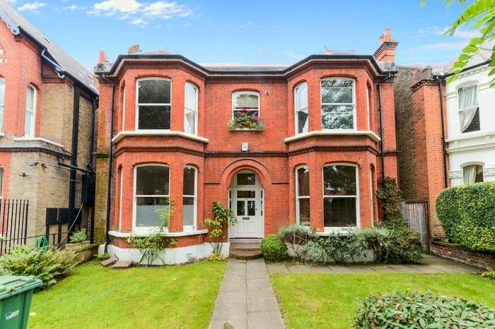 3 Bedroom Flat To Rent In Culmington Road, Ealing, W13