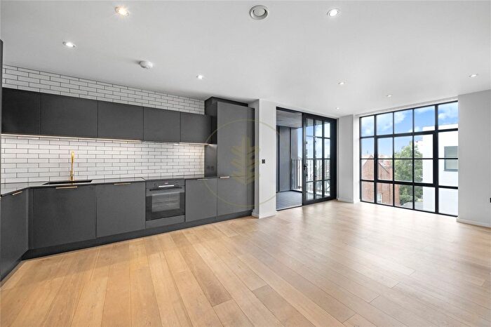 3 Bedroom Flat To Rent In Harrow Road, Kensal Green, London, NW10