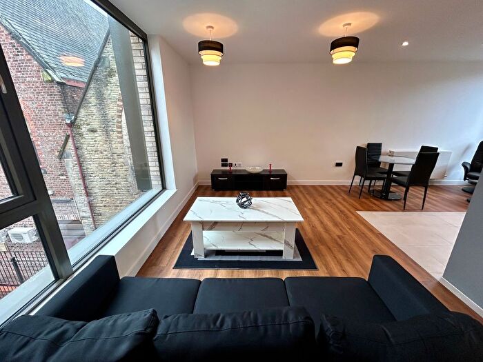 2 Bedroom Flat To Rent In Swinbourne Grove, Manchester, M20