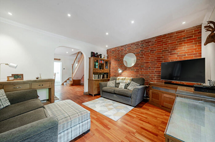 3 Bedroom End Of Terrace House For Sale In London Road, Bagshot, Surrey, GU19