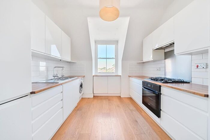 3 Bedroom Flat To Rent In Kings Road, Richmond, TW10