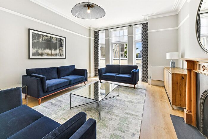 3 Bedroom Flat To Rent In Flat St George's Court, - Gloucester Road, London, SW7